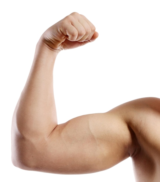 Joven y guapo deportista musculoso aislado en blanco