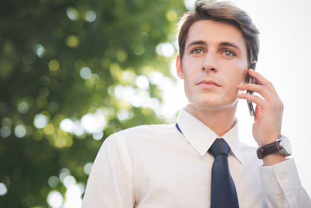 joven guapo elegante modelo rubia con smartphone