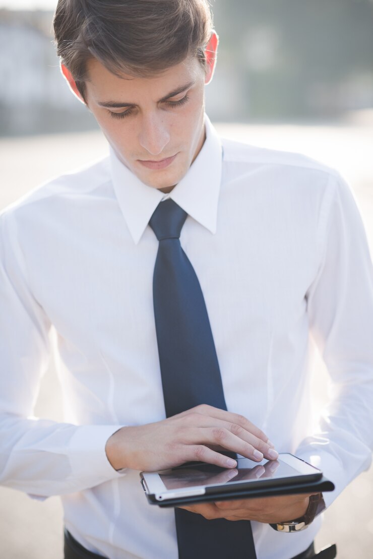 Foto joven guapo elegante modelo rubia con tableta