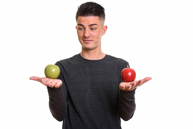 joven guapo eligiendo entre verde y rojo