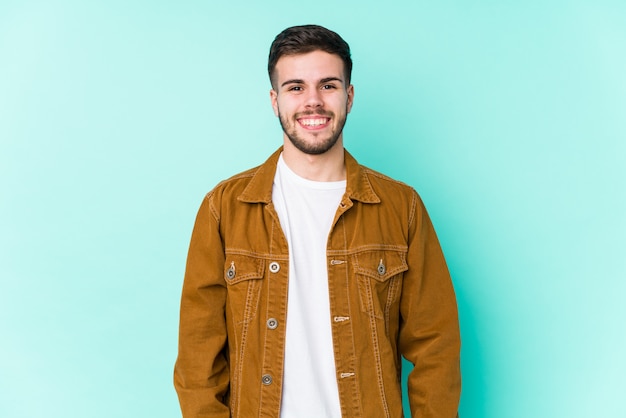 Joven guapo feliz, sonriente y alegre.