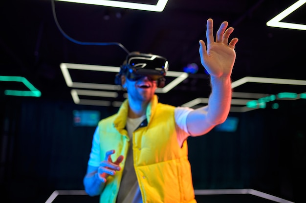 Joven guapo con gafas de realidad virtual. VR, juegos, entretenimiento, concepto de tecnología futura.