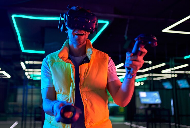 Foto joven guapo con gafas de realidad virtual. vr, juegos, entretenimiento, concepto de tecnología futura.