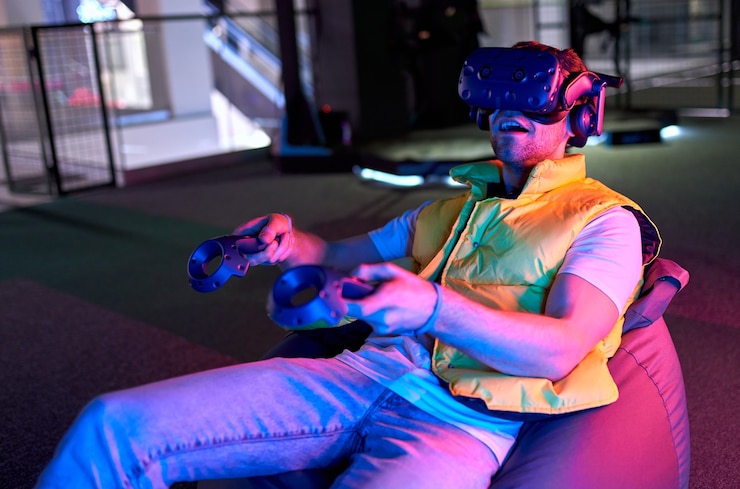 Foto joven guapo con gafas de realidad virtual. vr, juegos, entretenimiento, concepto de tecnología futura.