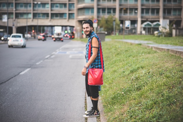 joven guapo hipster barbudo