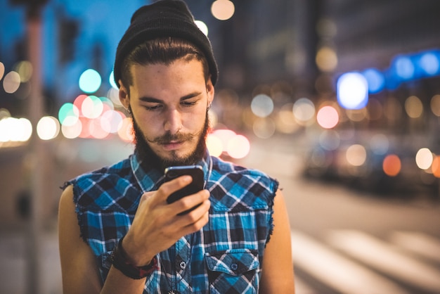 Foto joven guapo hipster barbudo