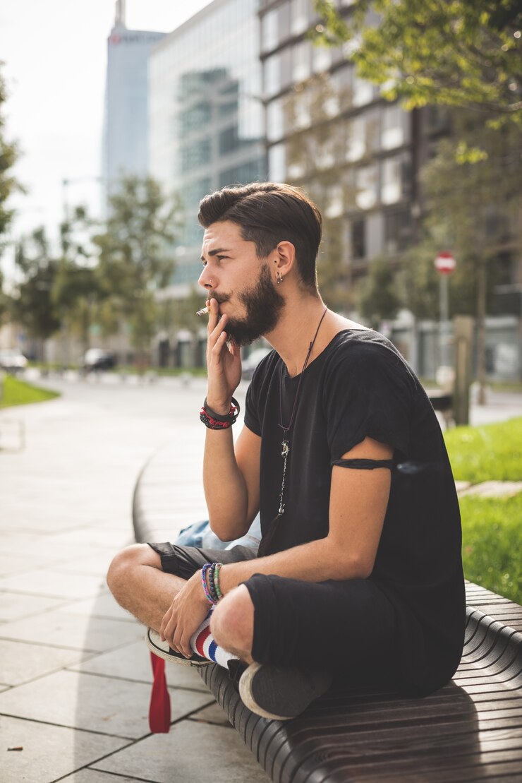 Foto joven guapo hipster barbudo