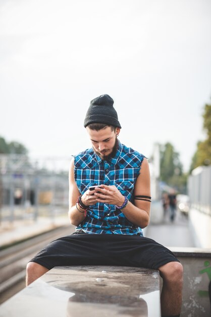 joven guapo hipster barbudo