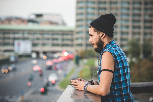 joven guapo hipster barbudo