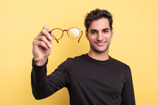 Foto joven guapo hispano con gafas