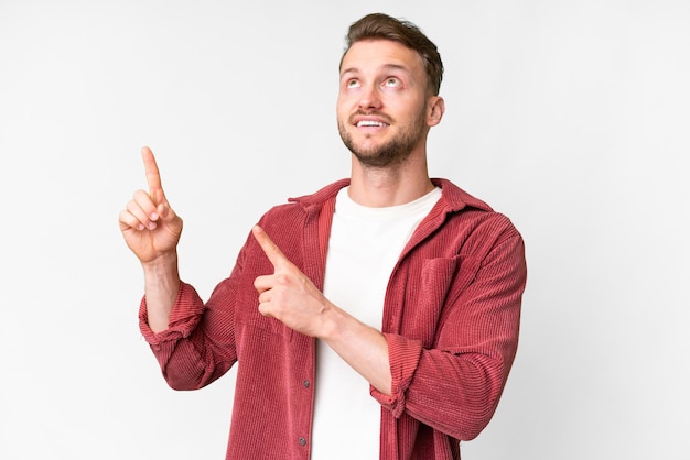 Joven y guapo hombre caucásico de origen aislado
