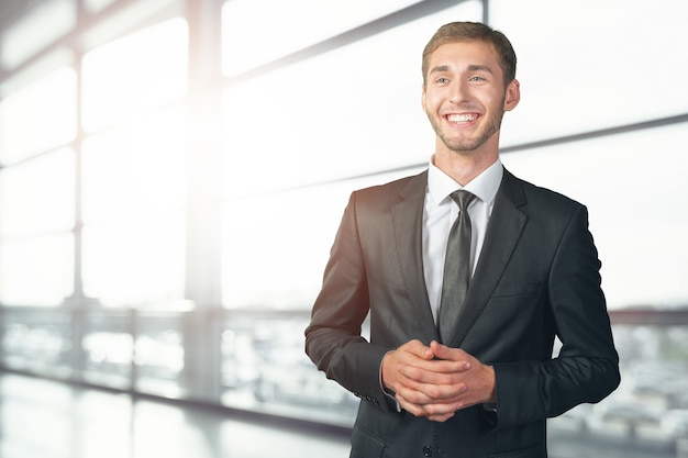 Joven, guapo, hombre de negocios, sonriente