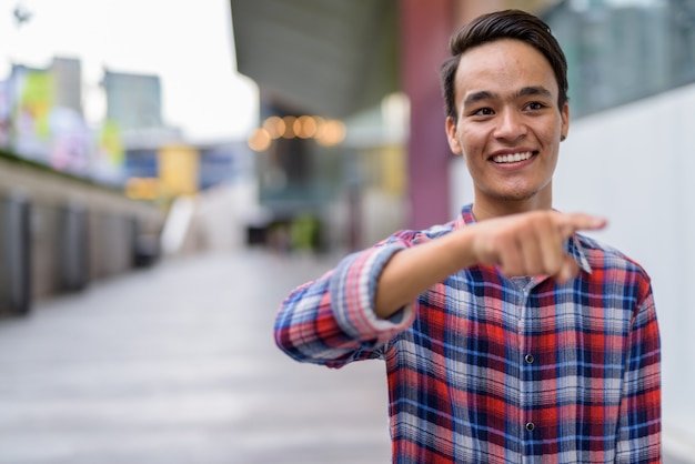 Foto joven guapo indio explorando la ciudad de bangkok, tailandia