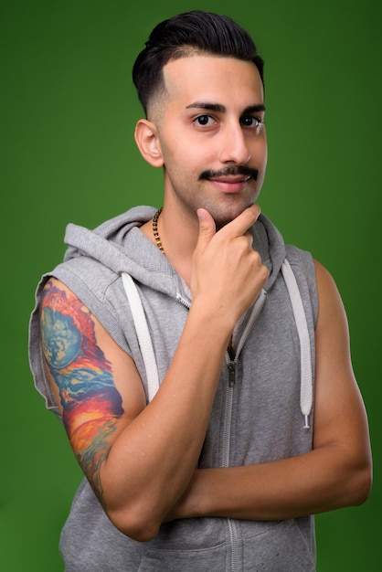 Foto joven guapo iraní con bigote en verde