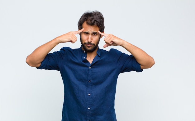 Joven guapo latino en camisa aislado