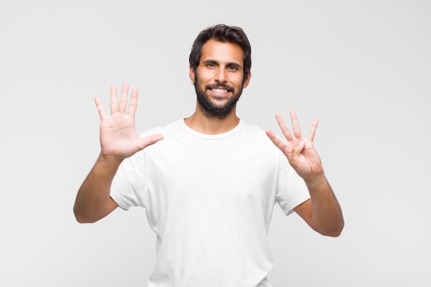 Joven guapo latino en camiseta aislado