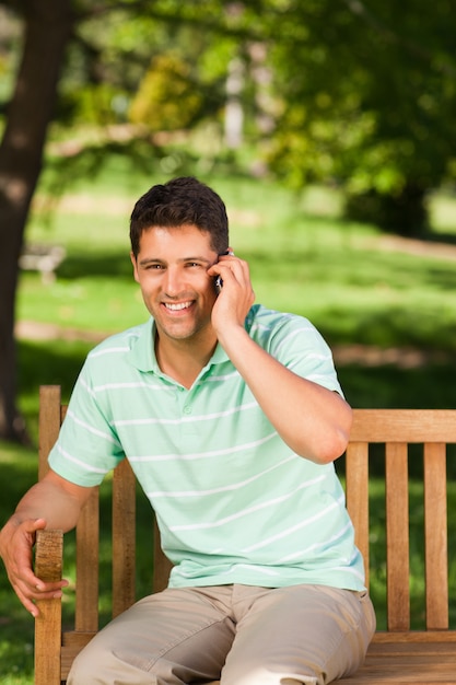 Joven guapo llamando por teléfono