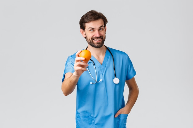 Joven guapo médico con un estetoscopio