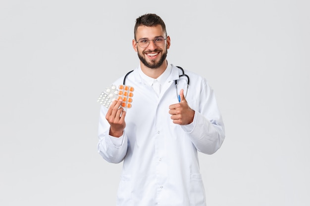 Joven guapo médico en uniforme blanco