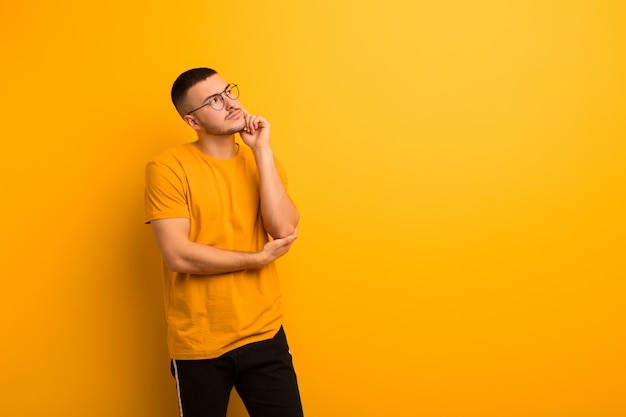 Foto joven guapo con una mirada concentrada