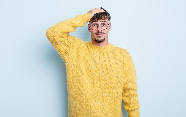 Joven guapo en pánico por una fecha límite olvidada, sintiéndose estresado, teniendo que encubrir un desastre o error