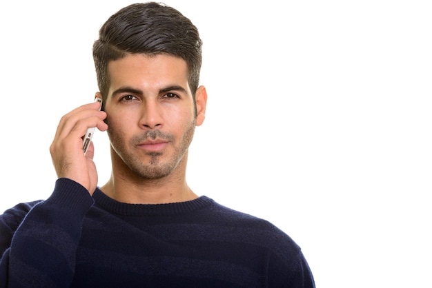 Joven guapo persa hablando por teléfono móvil