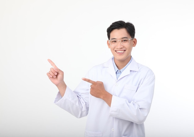 Joven y guapo personal de enfermería médica asiático con abrigo de blusa de médico aislado de fondo blanco