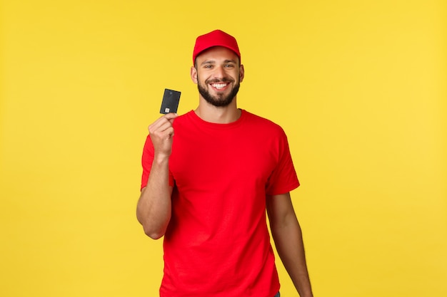 Joven guapo repartidor con una gorra roja