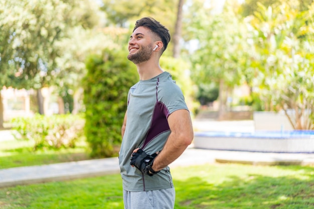 Joven guapo con ropa deportiva