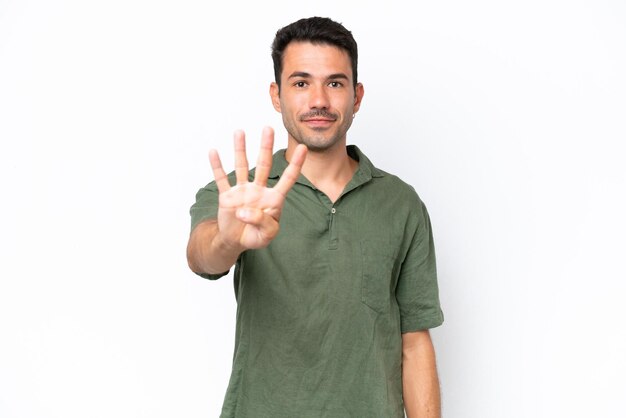 Foto joven guapo sobre fondo blanco aislado feliz y contando cuatro con los dedos