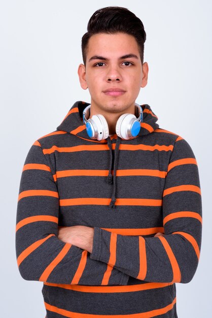 joven guapo con sudadera con capucha en blanco