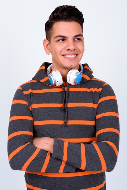 joven guapo con sudadera con capucha en blanco