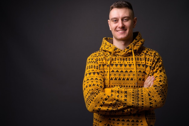 joven guapo con sudadera con capucha en gris