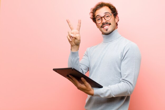 Joven guapo con una tableta