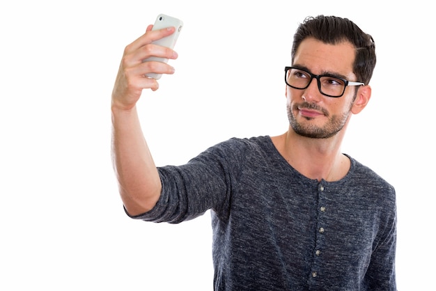 joven guapo tomando foto selfie con móvil