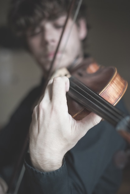 joven y guapo violinista rubia