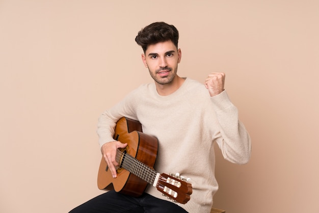 Joven con guitarra celebrando una victoria