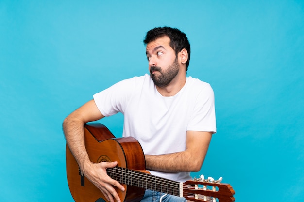 Joven con guitarra