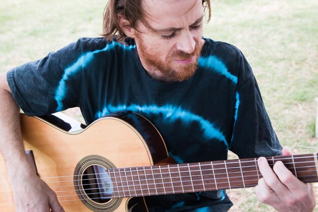 Joven guitarrista al aire libre