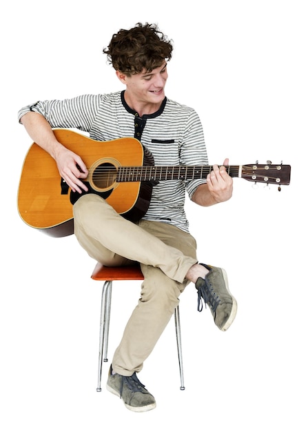 Joven guitarrista con un fondo transparente
