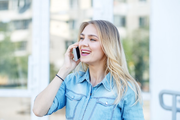 Joven habla por teléfono en la calle