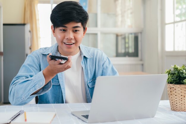 Joven hablando con manos libres por teléfono