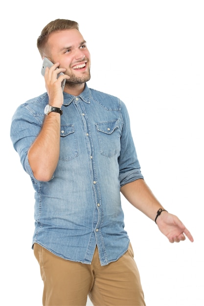 Foto joven hablando en su teléfono inteligente.