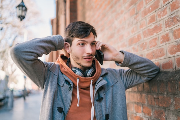 Joven hablando por teléfono al aire libre