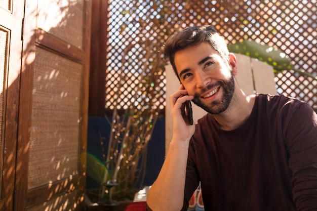 Joven hablando por teléfono móvil