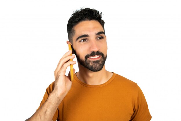 Joven hablando por teléfono.