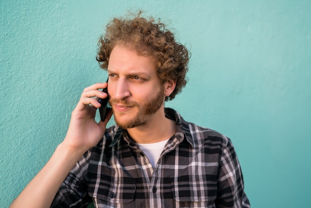 Foto joven hablando por teléfono.