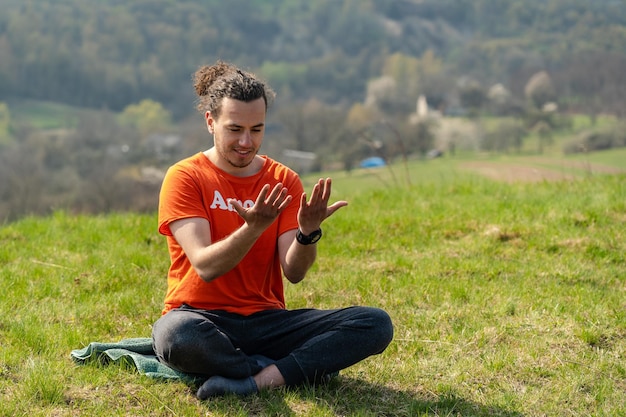 Joven hacer yoga en el pico de la roca Meditación