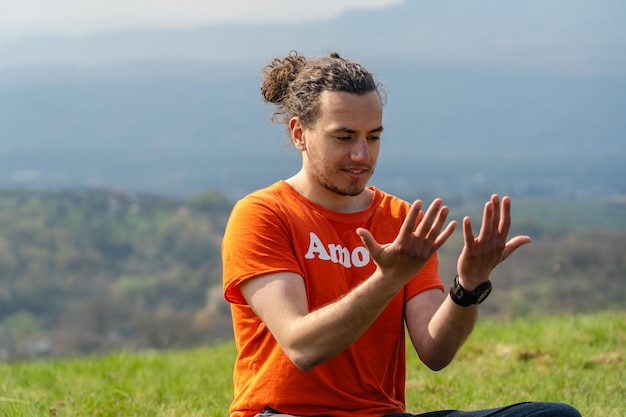 Joven hacer yoga en el pico de la roca Meditación