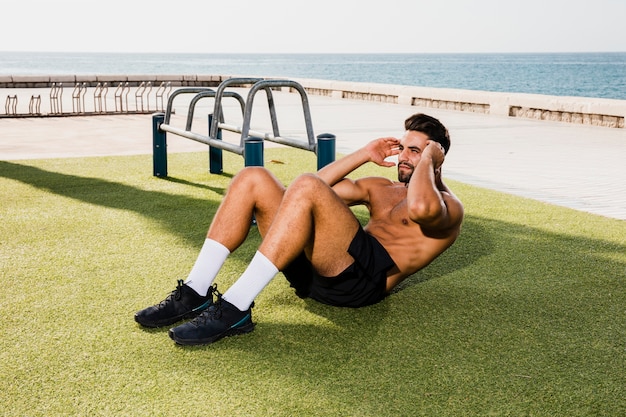 Joven haciendo abdominales rutina matutina